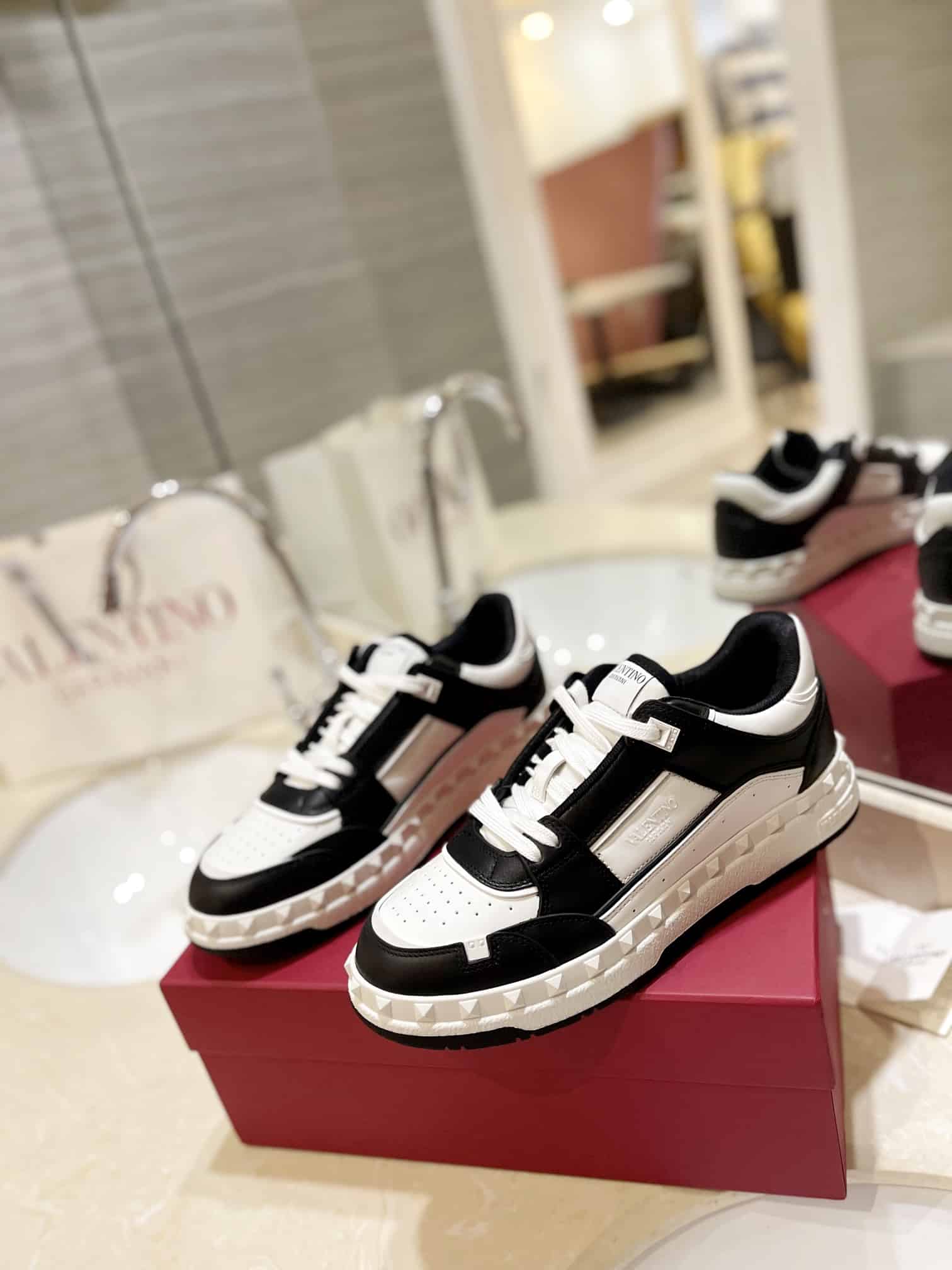 Valentino Garavani Freedots Low Top Sneaker In Calfskin Black 4Y2S0H43Rdg 0Ni