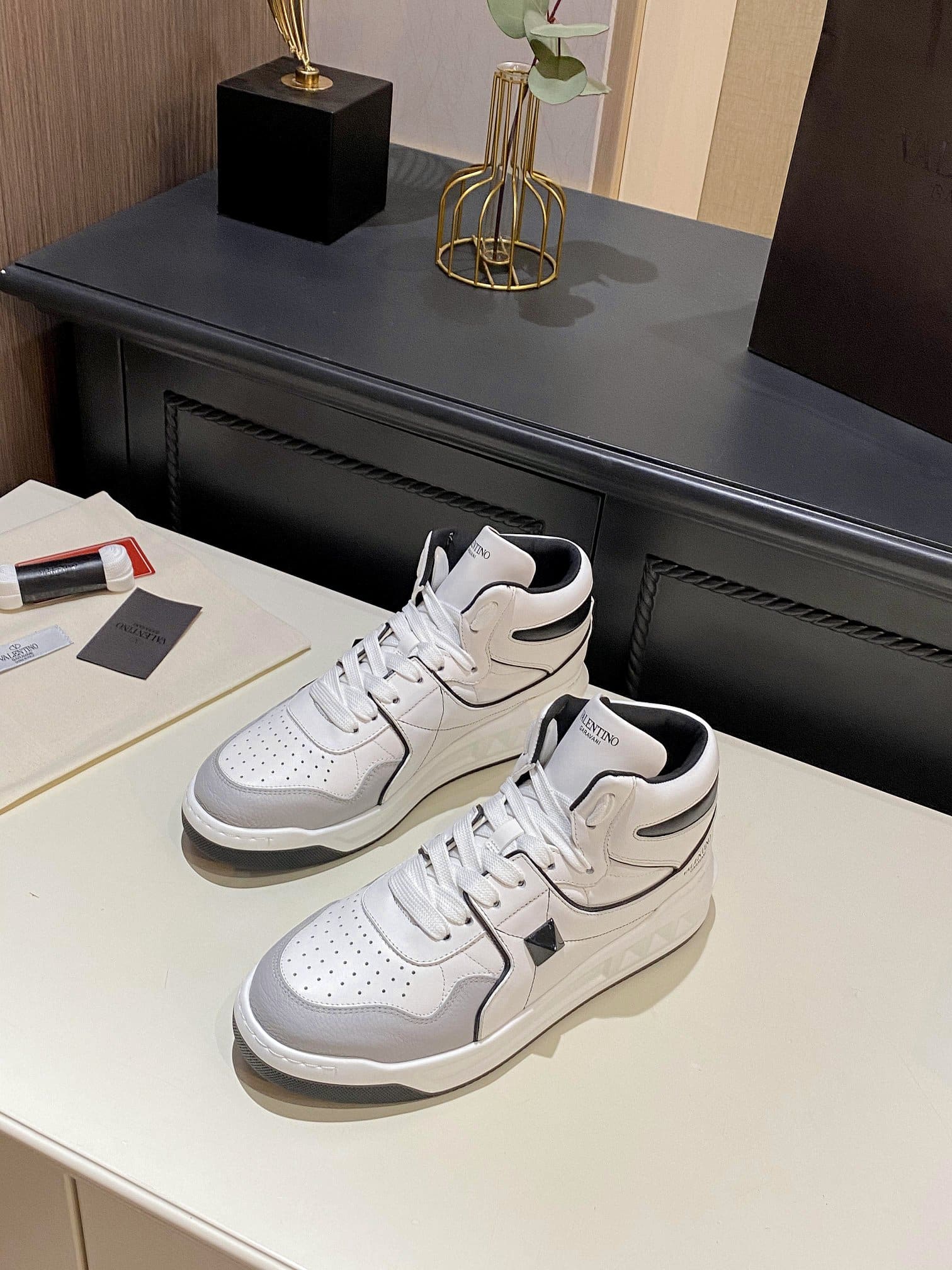 Valentino One Stud Mid-Top Calfskin Sneaker White Ys0E63Nwn 0N2