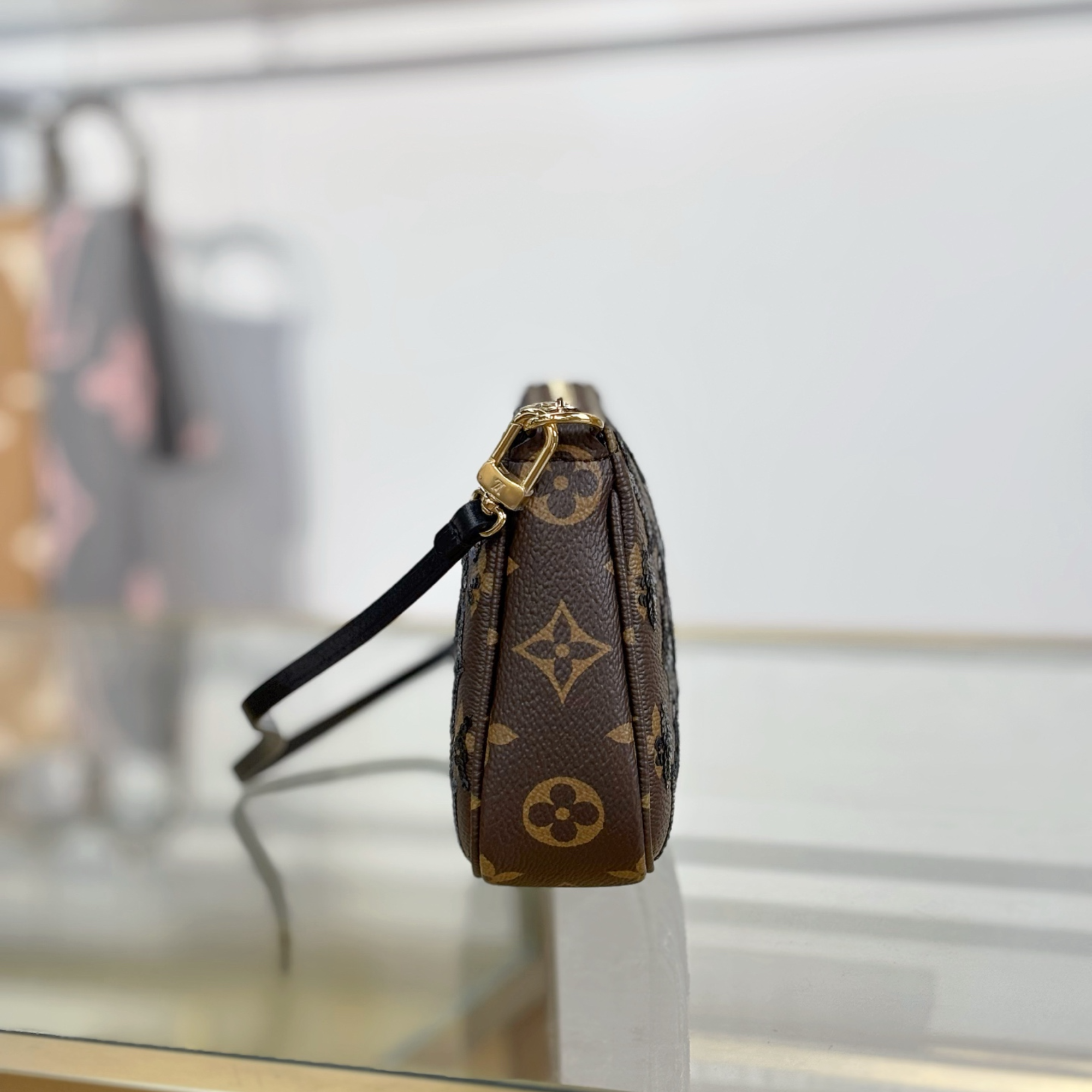 Louis Vuitton Pochette Accessoires Bag 24cm/9.5in M26473