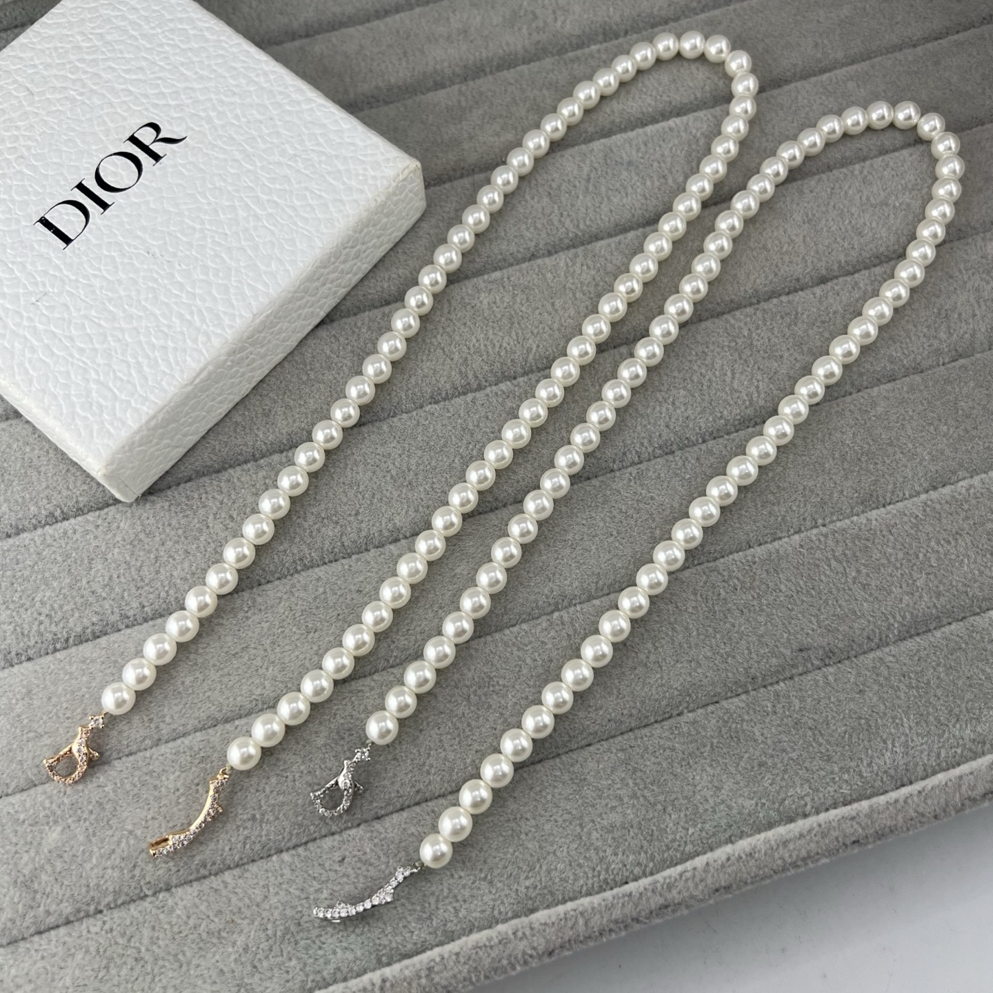 Pearl Necklace with Diamond-Encrusted Branch-Like Stems