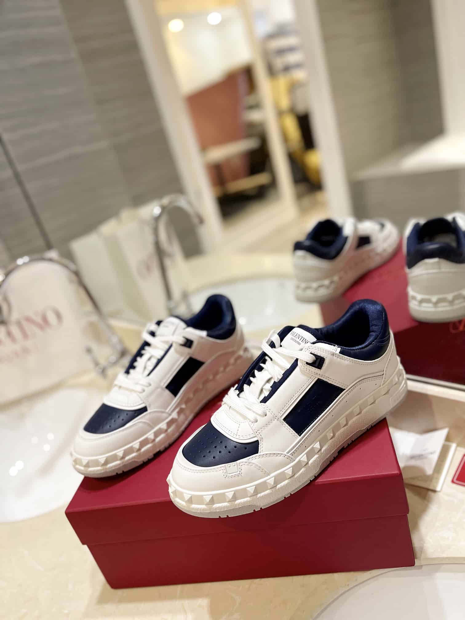 Valentino Garavani Freedots Low Top Sneaker In Calfskin Blue 4Y2S0H43Rdg Fc6