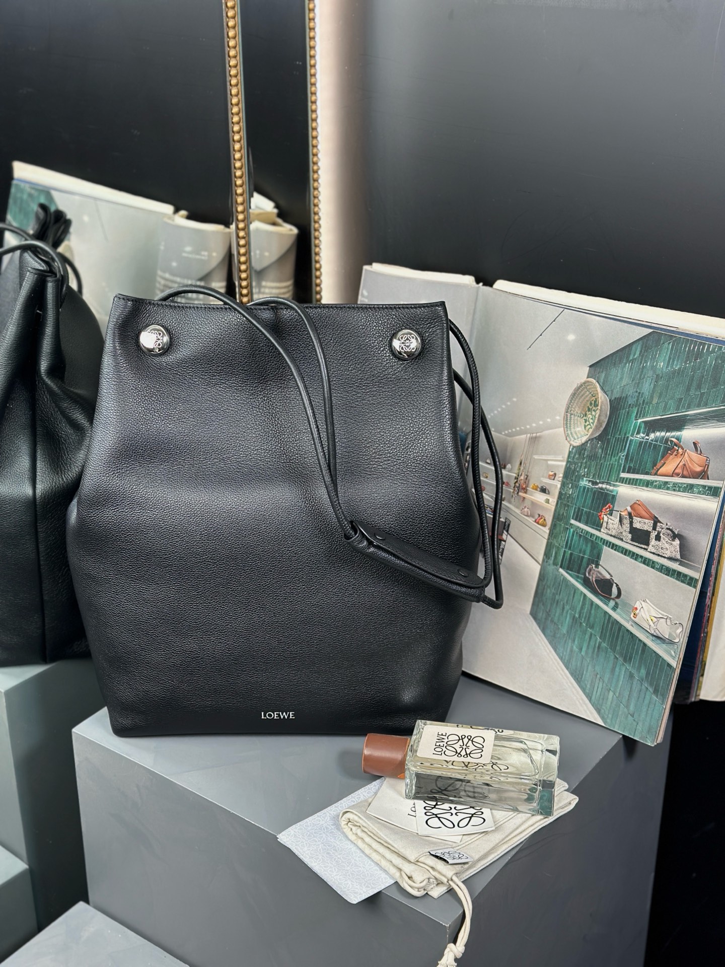 LOEWE Pebble Pouch (Large, Black)