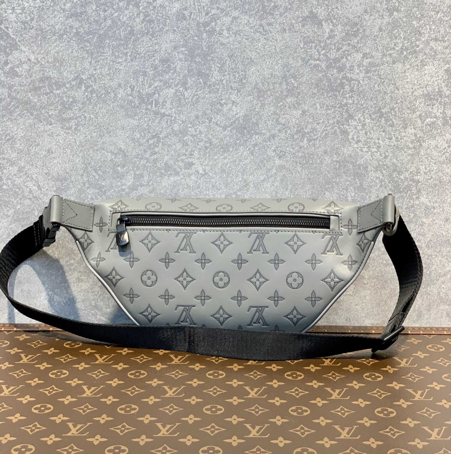 Louis Vuitton Discovery Bumbag Grey 26Cm For Men