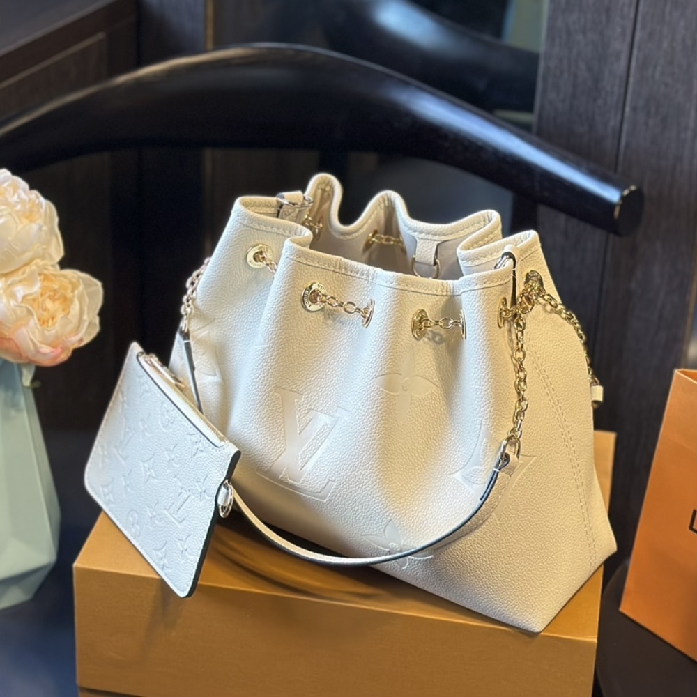 Louis Vuitton Lv Bundle Bag Cream 28Cm M25452