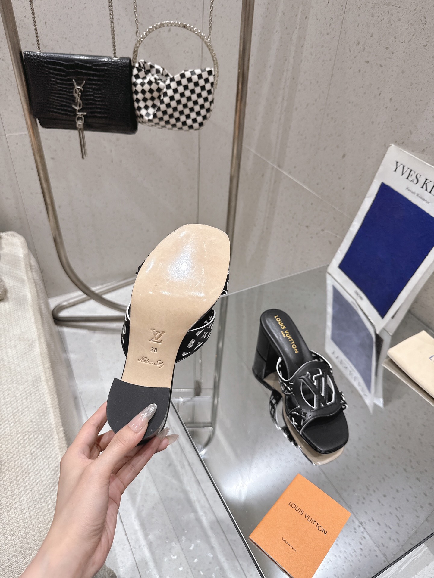 Louis Vuitton LV Isola Flat Mule Black 1AGYQN Women – 5.5cm Heel / 2.17in