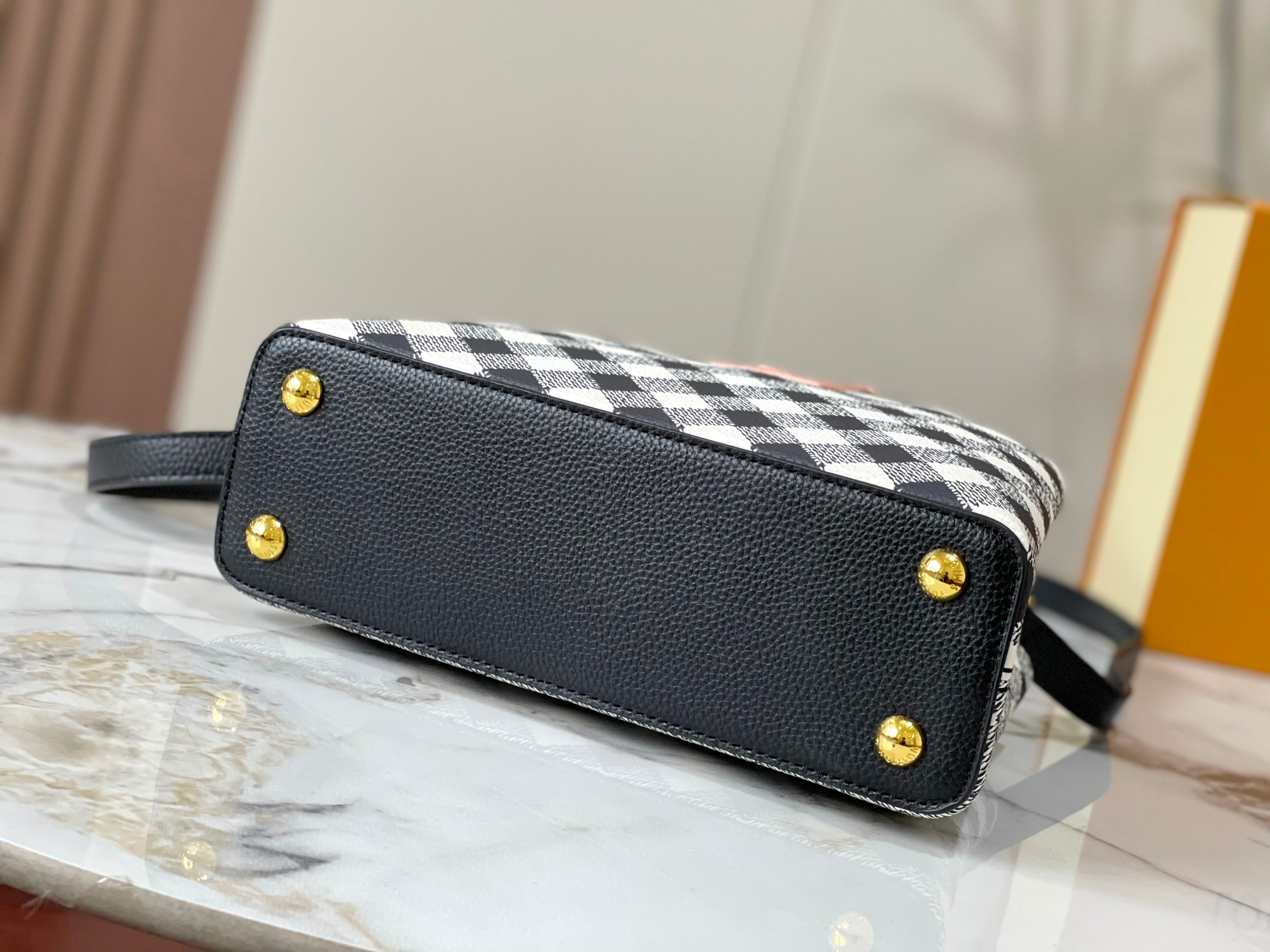 Louis Vuitton Capucines Black 27Cm M20716