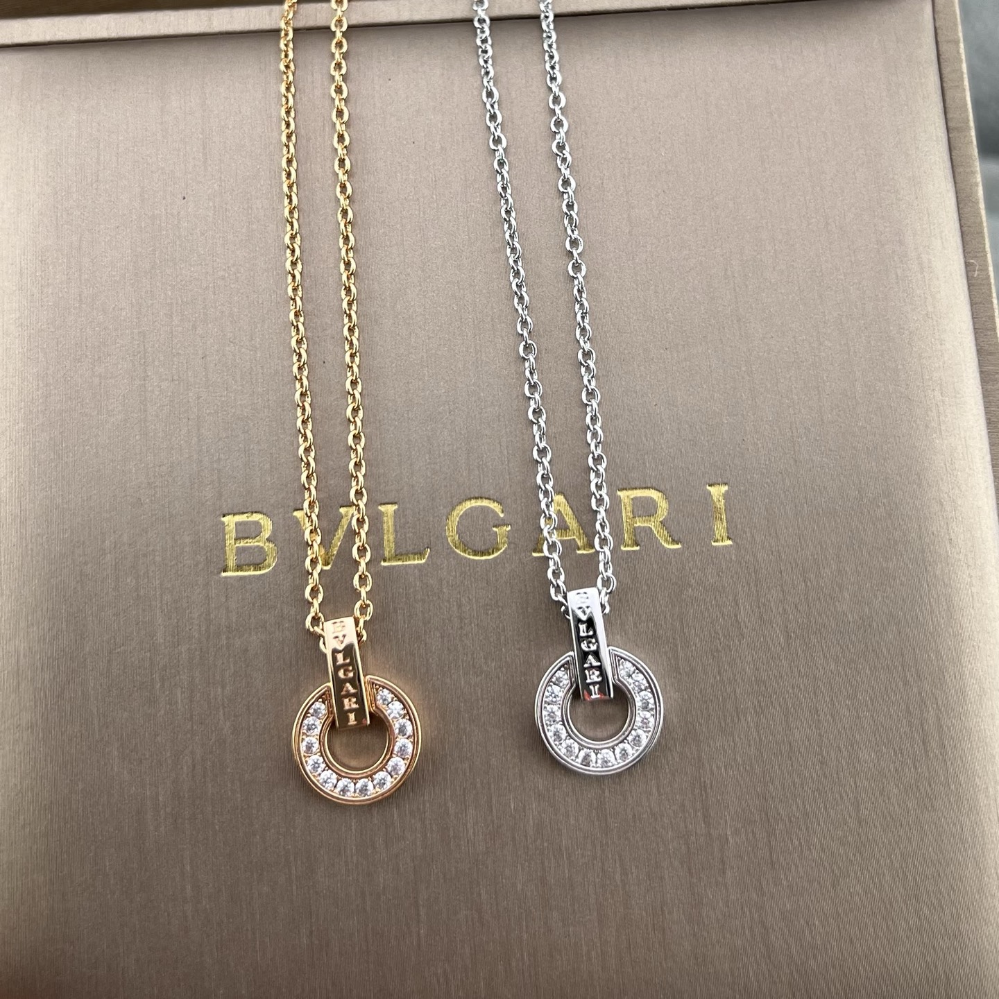 Diamond round cake necklace