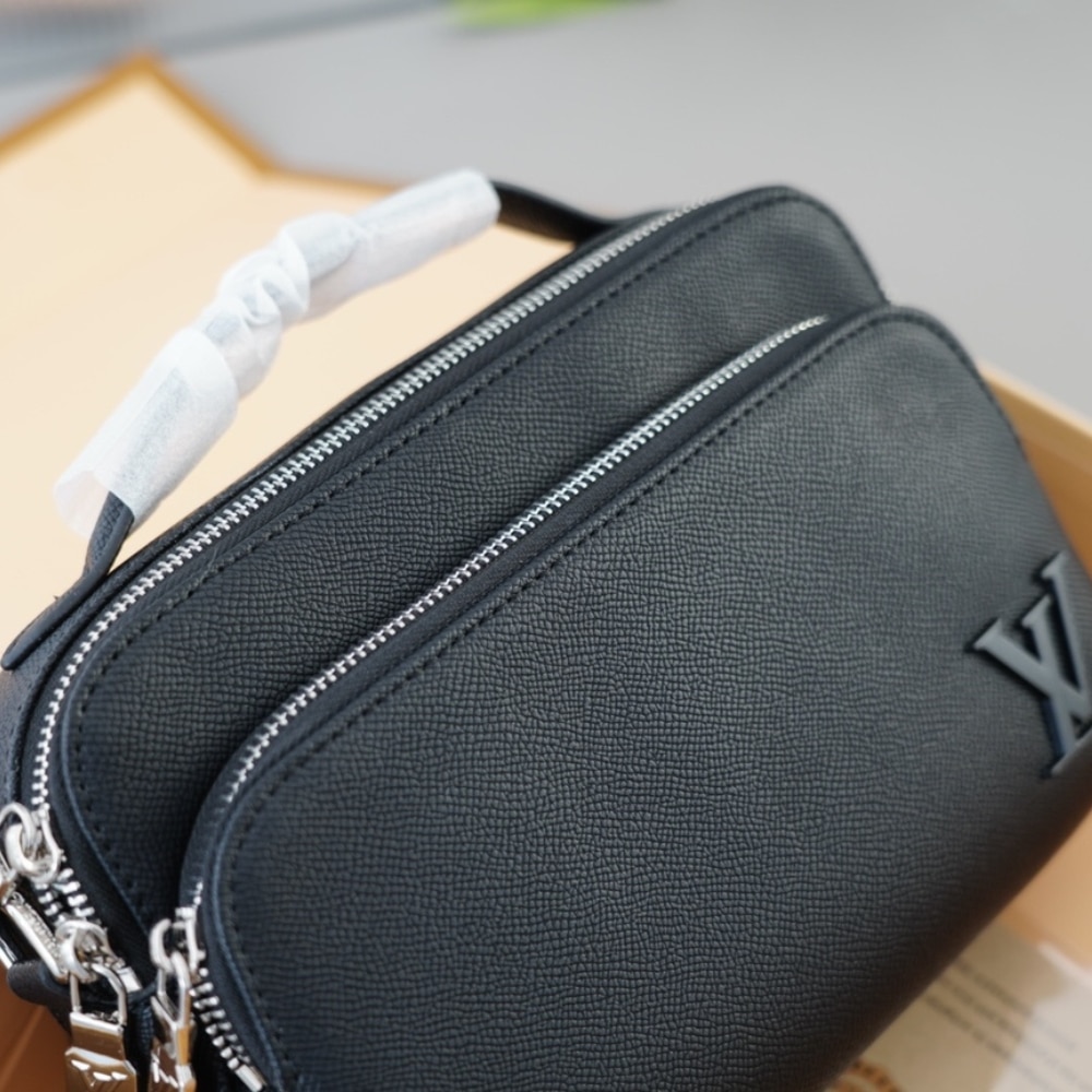 Louis Vuitton Avenue Messenger Bag Black 23Cm M11657
