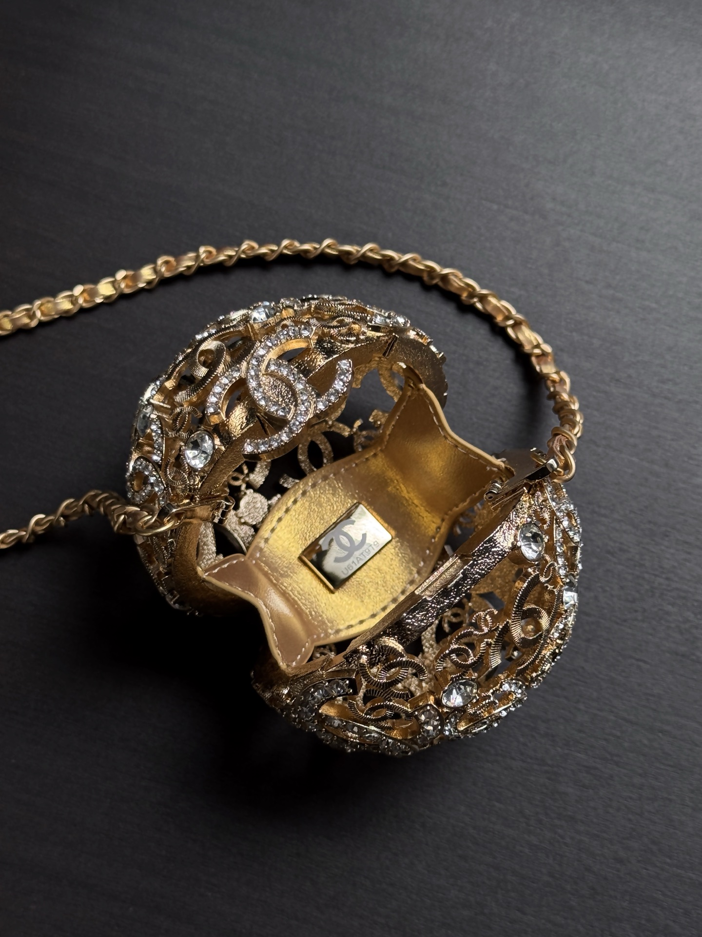 CHANEL 25A Métiers d’Art Gold Sphere Minaudière