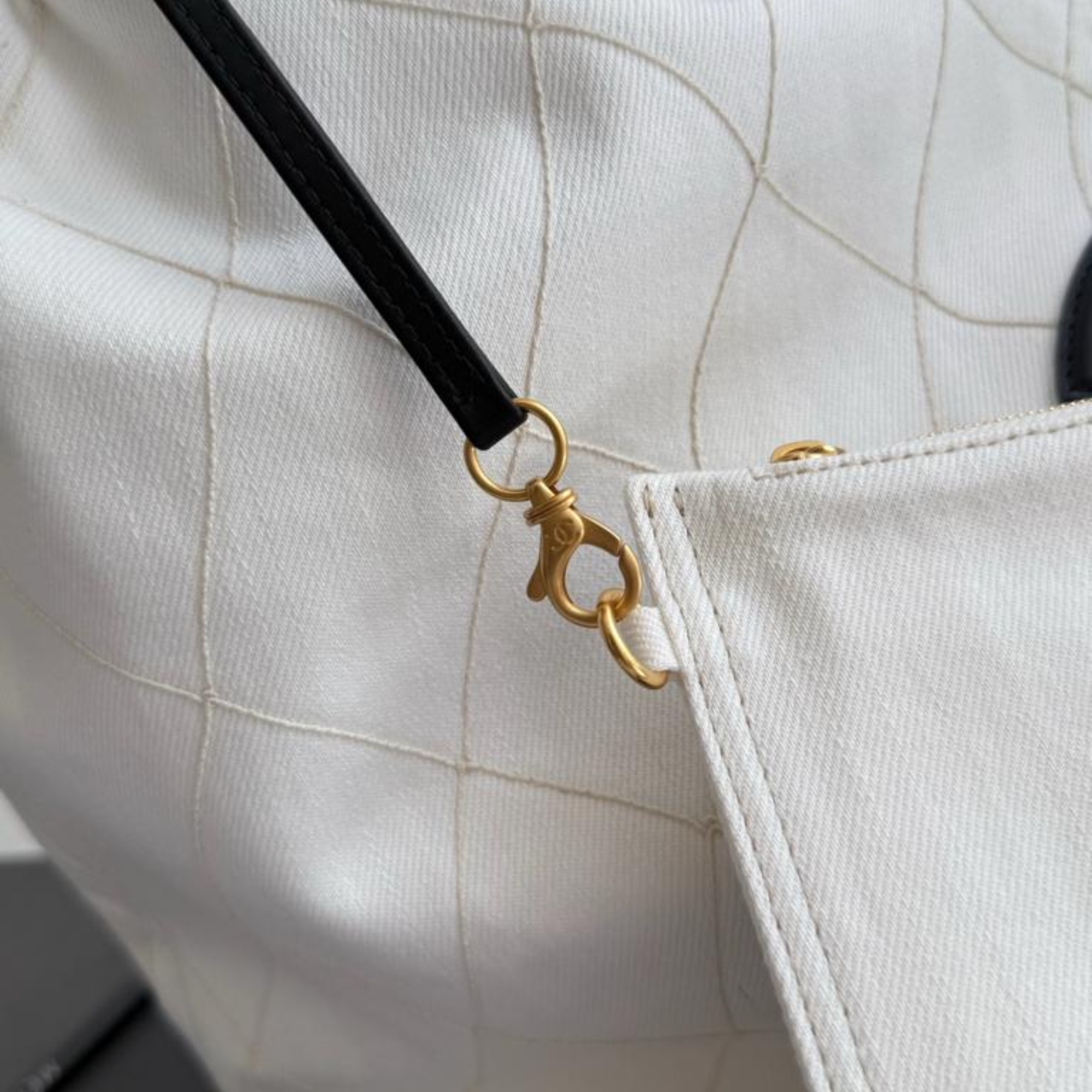 Chanel Coco Beach White And Black 43cm/16.9in