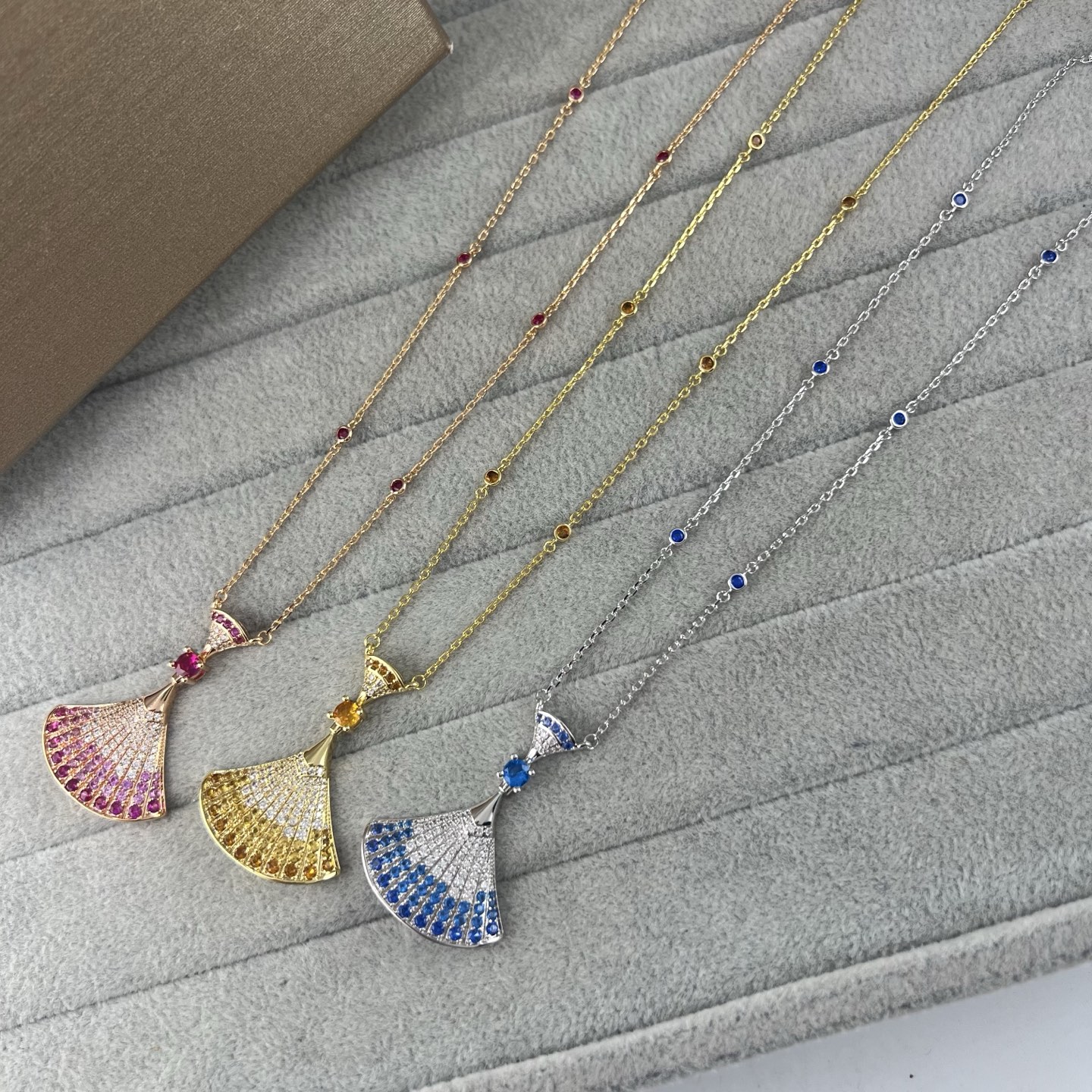 Gradient full diamond swing fan pendant necklace