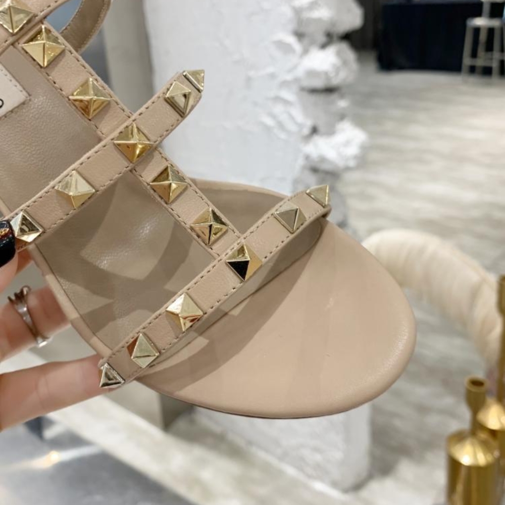 Valentino Garavani Rockstud Slide Sandal In Laminated Nappa Beige 7W2S0C47Vod P45
