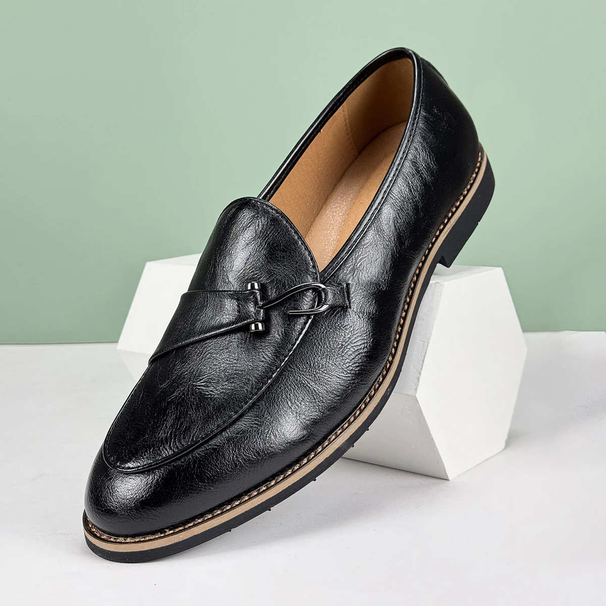 Men’s Formal Leather Shoes British Style Poop Loafers Over-The-Foot Pointed Toe Breathable Non-Slip Business Casual