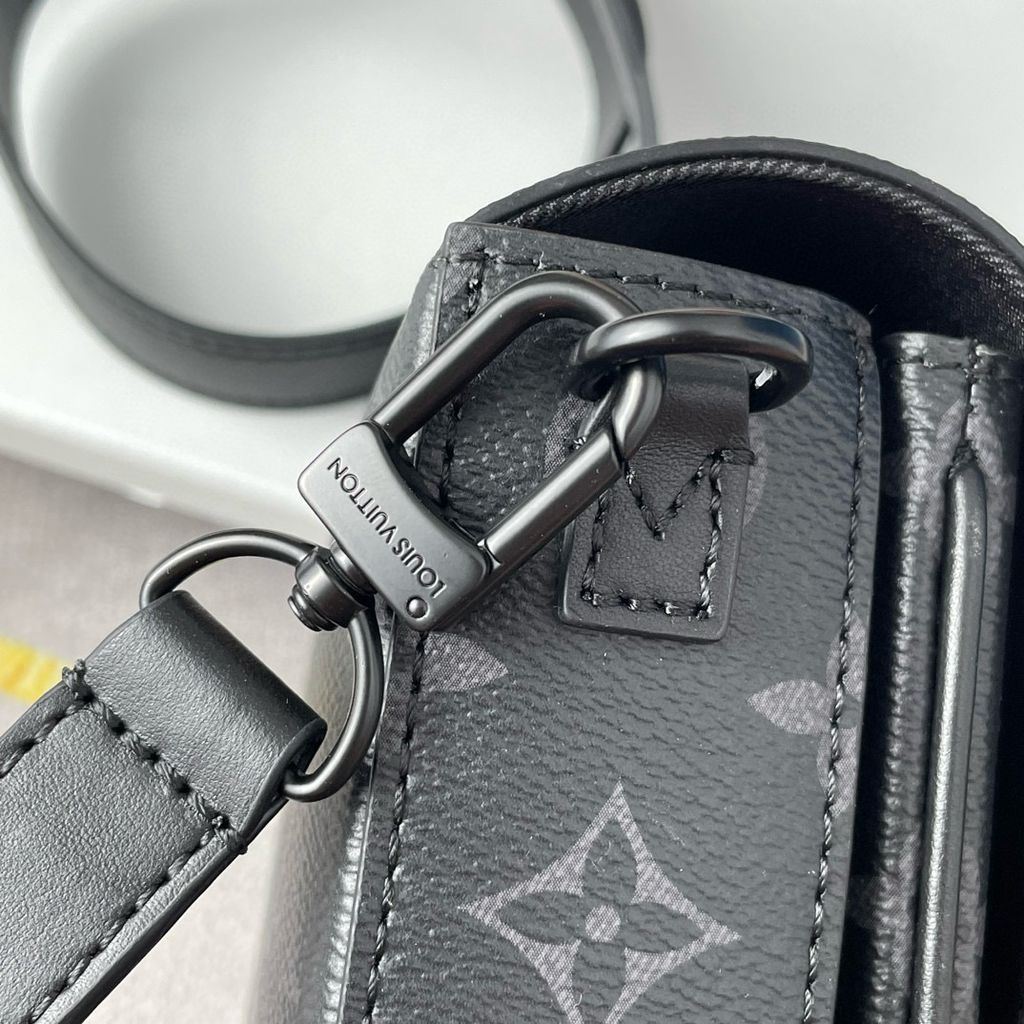 Louis Vuitton S-Lock Vertical Wearable Wallet Black 18Cm