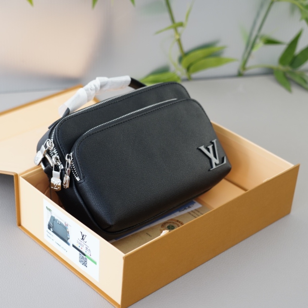 Louis Vuitton Avenue Messenger Bag Black 23Cm M11657
