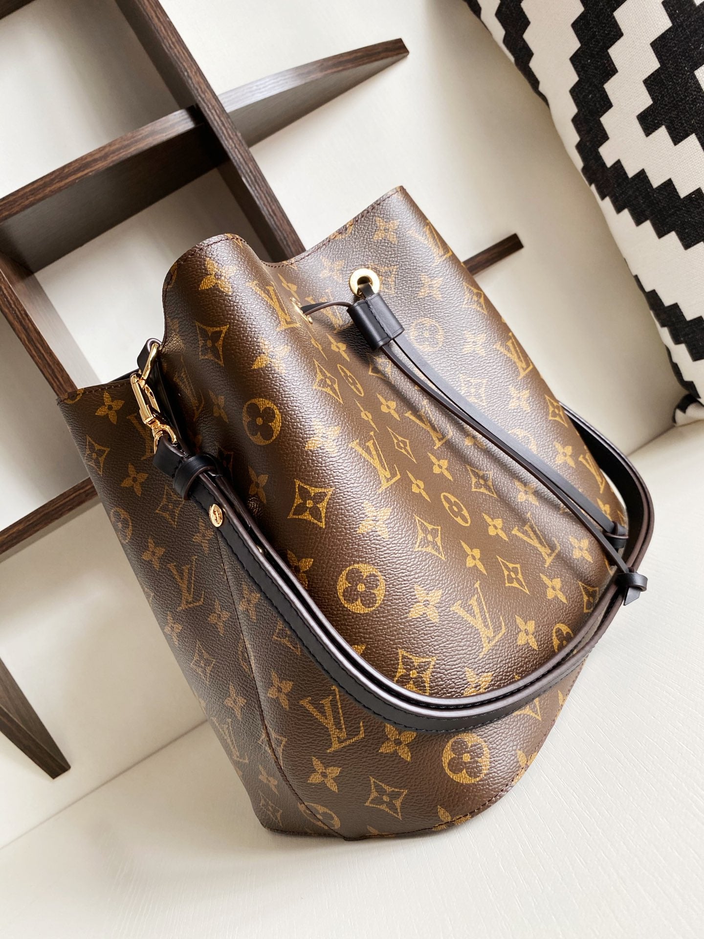 Louis Vuitton Neonoe Mm Black