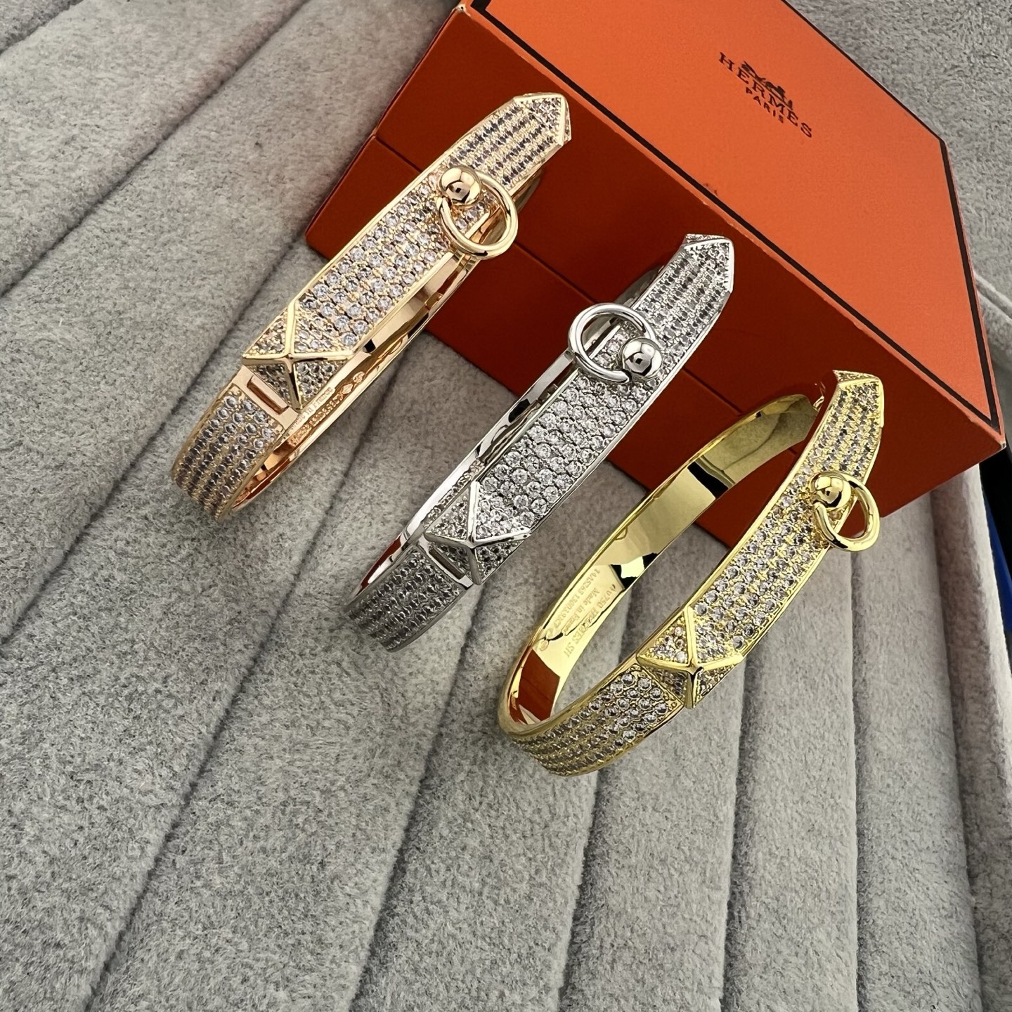 Pyramid-shaped fully pavé-set bracelet