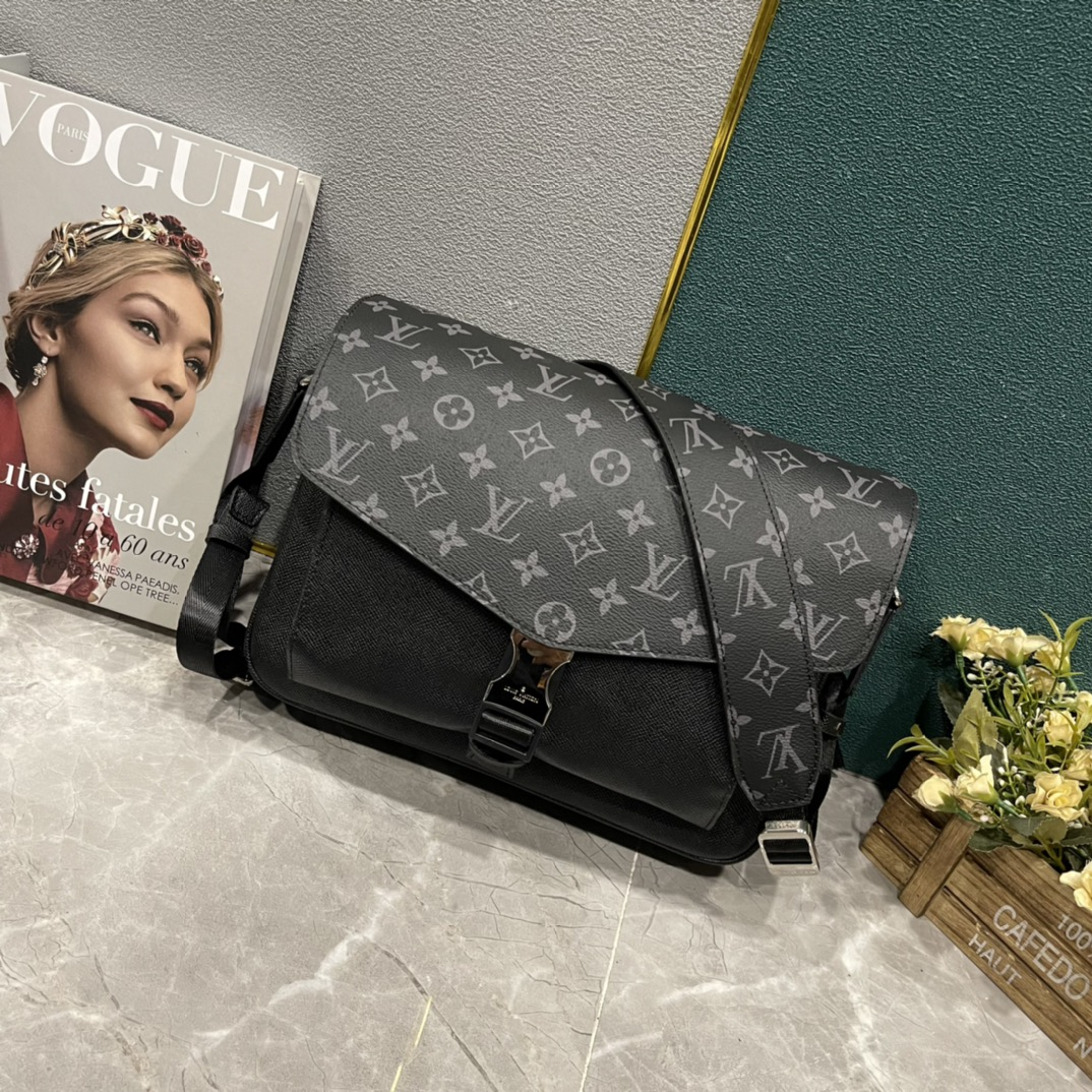 Louis Vuitton Messengerama Black 29Cm M30746