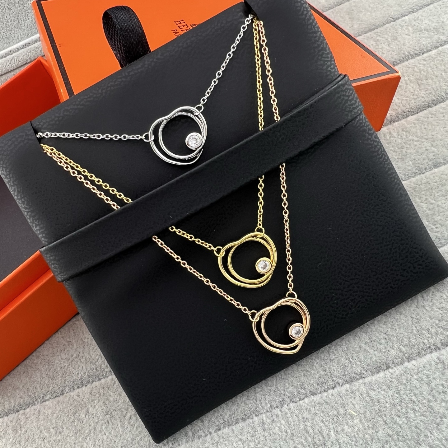 Double-loop single diamond heart-shaped clasp necklace