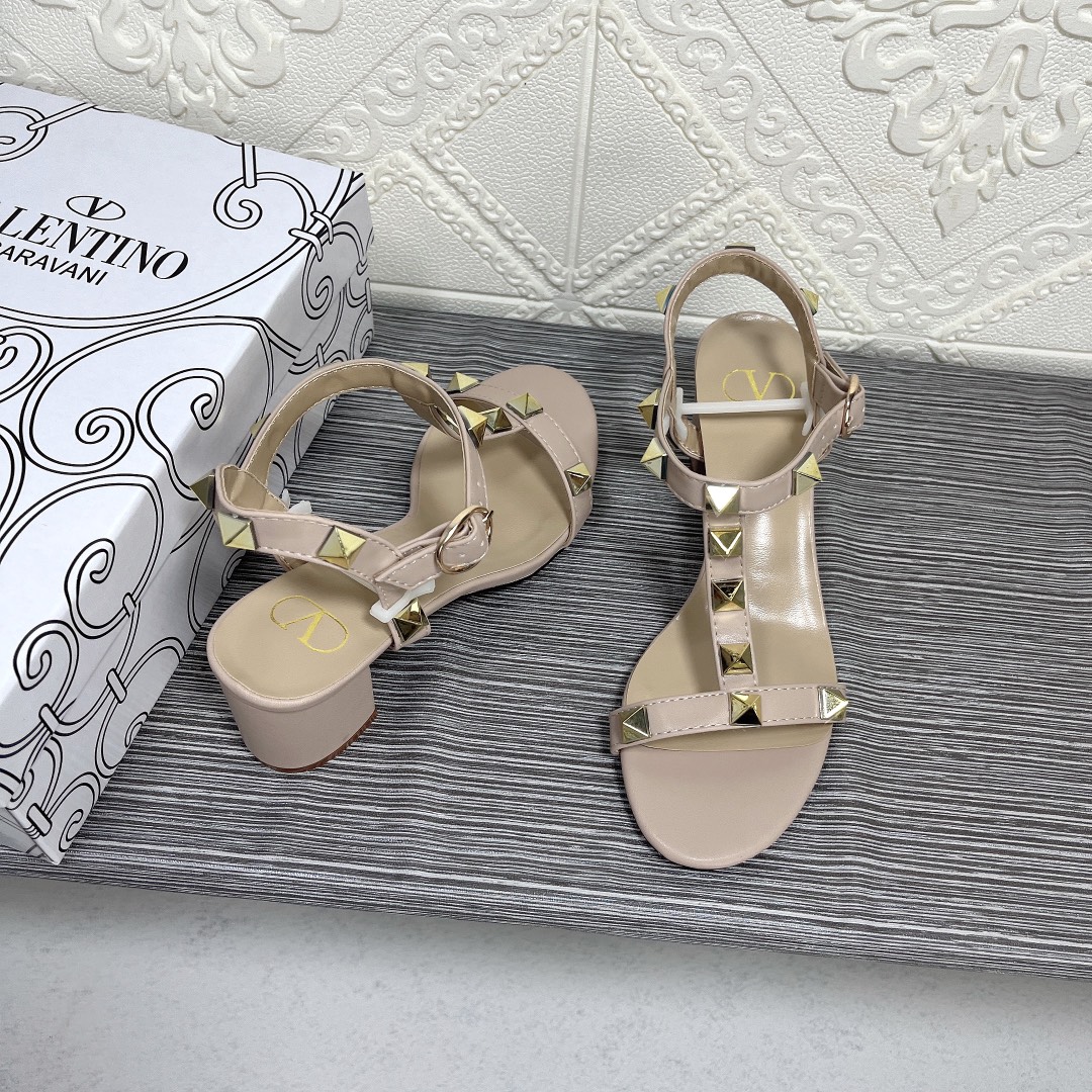 Valentino Garavani Rockstud Calfskin Leather Sandal Beige