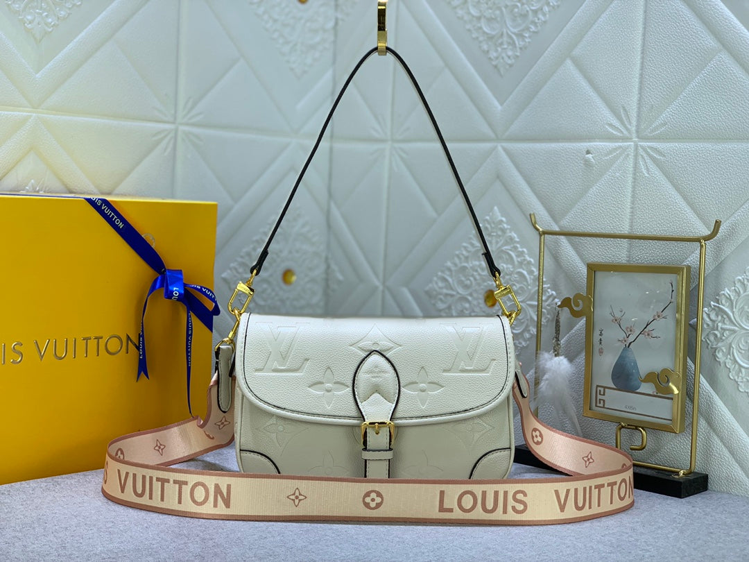 Louis Vuitton Diane Monogram In Cream 23Cm M46386