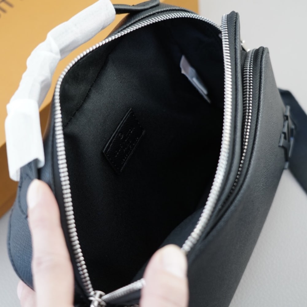 Louis Vuitton Avenue Messenger Bag Black 23Cm M11657