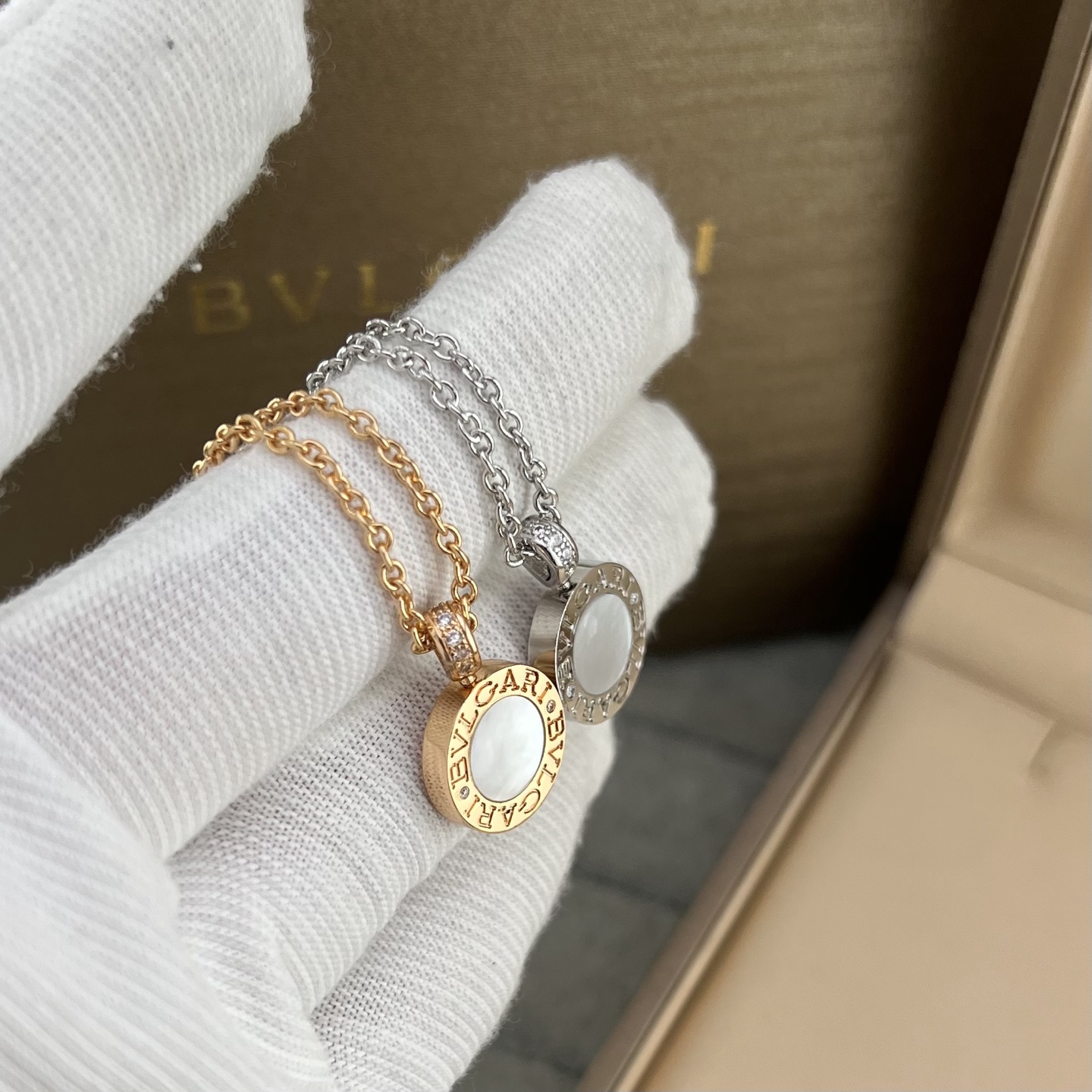 Double-sided agate mother-of-pearl round diamond necklace