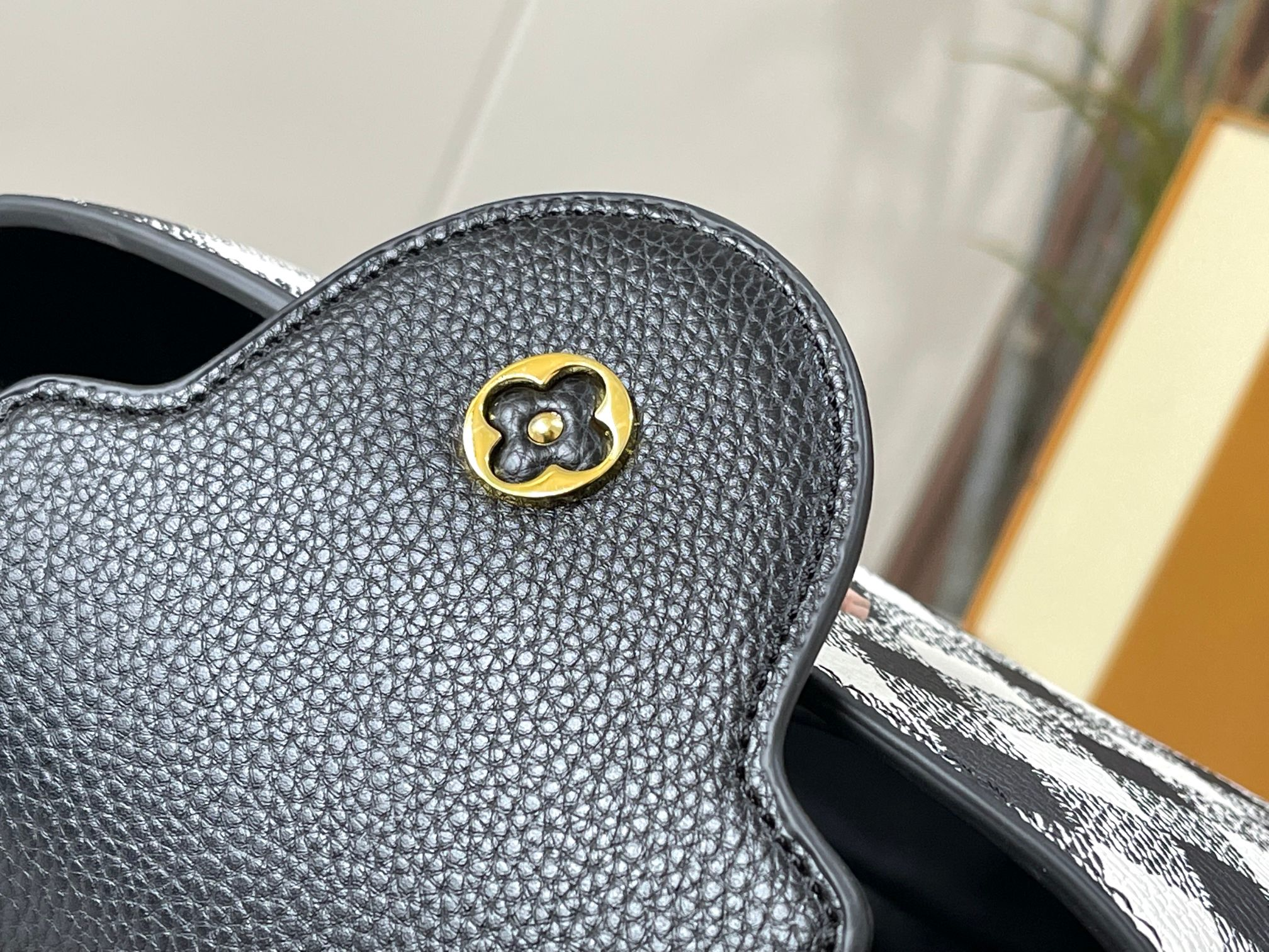 Louis Vuitton Capucines Black 32Cm M20716