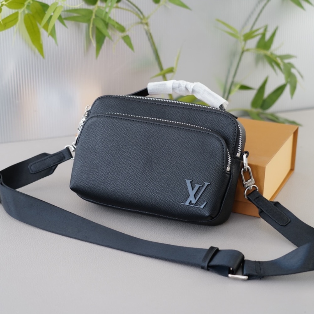 Louis Vuitton Avenue Messenger Bag Black 23Cm M11657