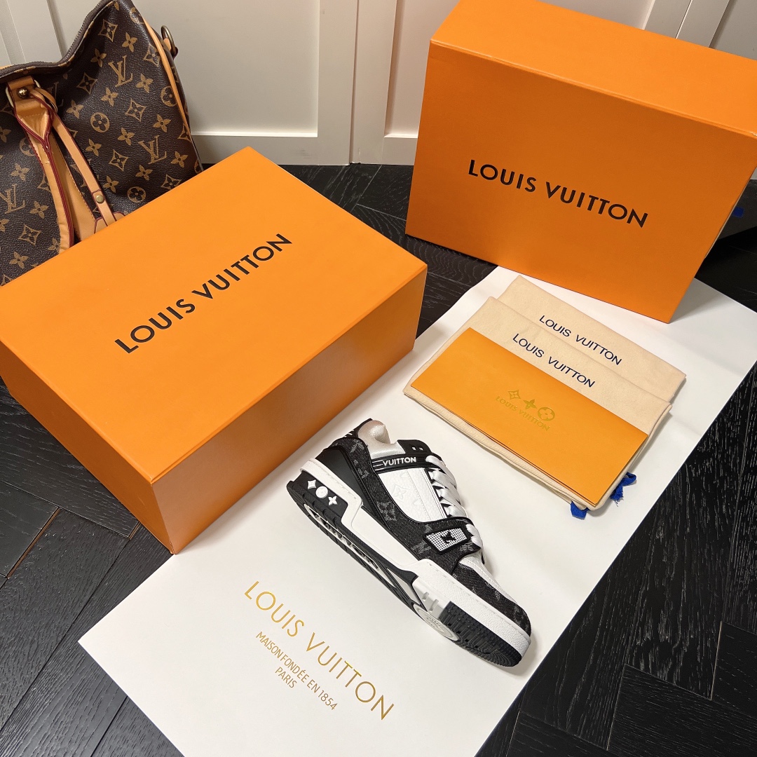 Louis Vuitton Trainer Sneakers Black And White 1A9Jgb
