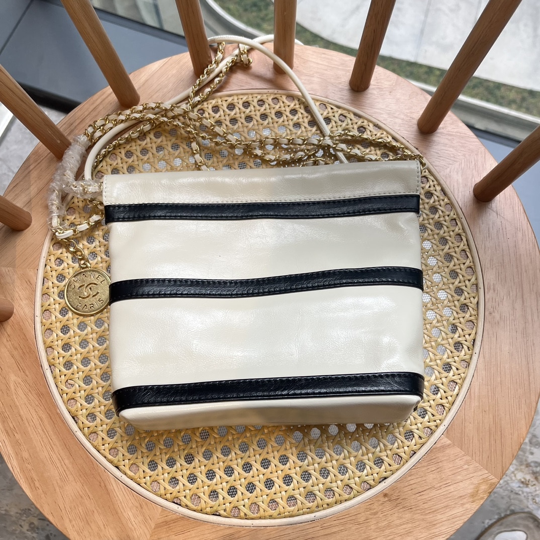 Chanel 22 Small Handbag Black White Gold Tone Metal 19Cm/7.5in As3980 B16652 Ny081