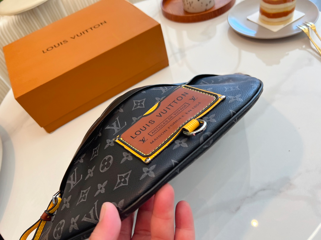 Louis Vuitton Discovery Bumbag Monogram Eclipse Gaston Label Savane 45Cm M45220