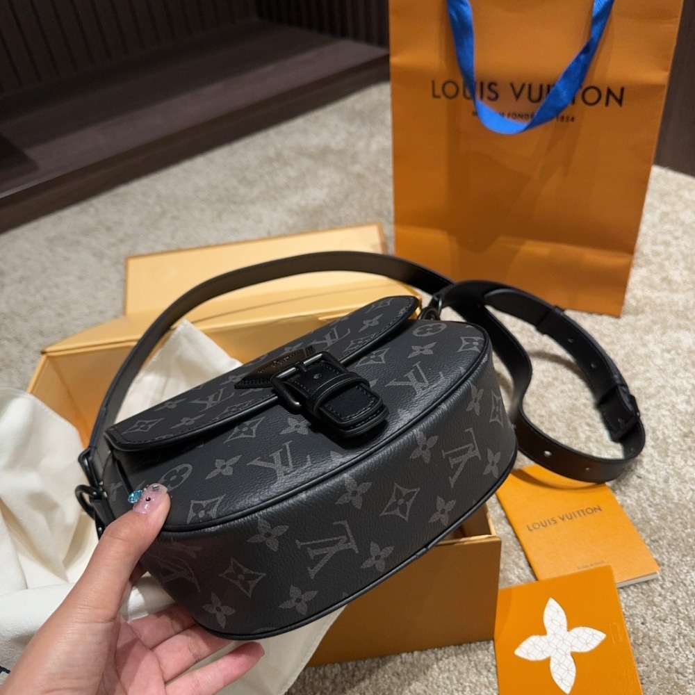 Louis Vuitton Montsouris Messenger PM​ Monogram Eclipse Canvas Black 19Cm M12519