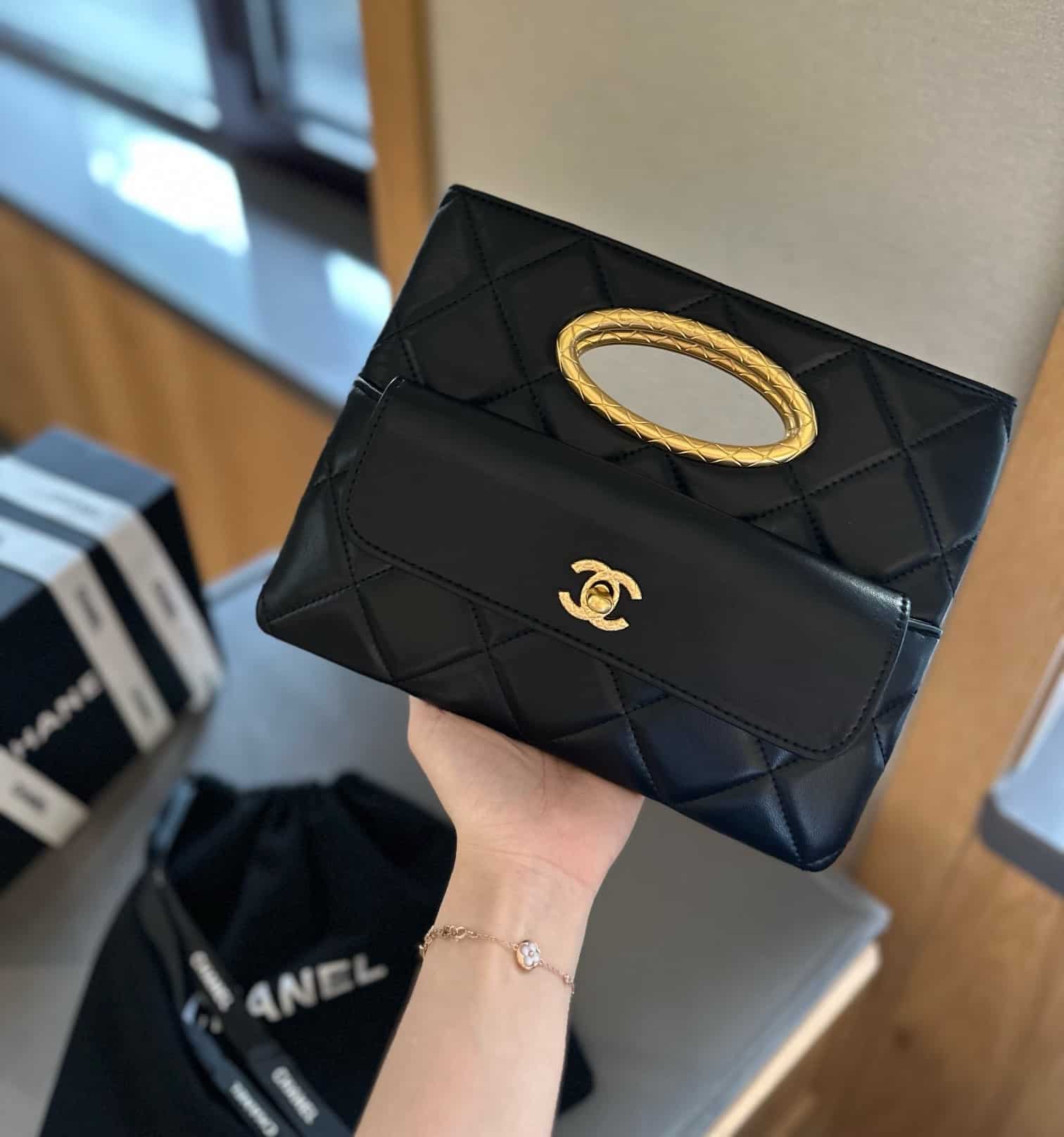 Chanel Clutch And Gold Plated Metal In Black 25Cm As5038 B17663 94305