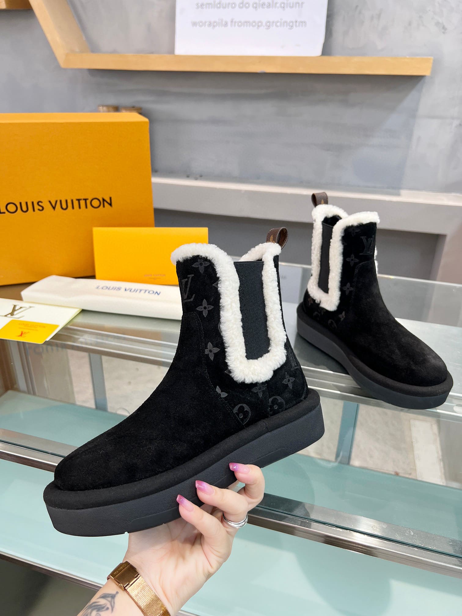 Louis Vuitton Aspen Chelsea Ankle Boot Black 1Adc6V