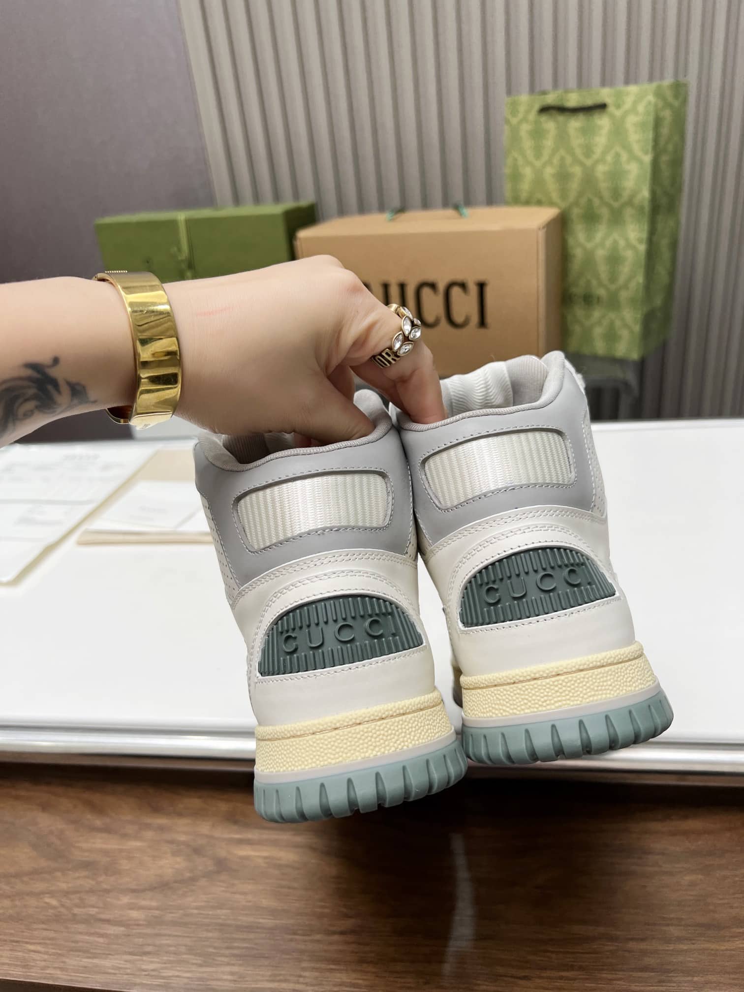 Gucci Women’S High Top Distressed Effect Sneaker White 765437 Aacv6 9161