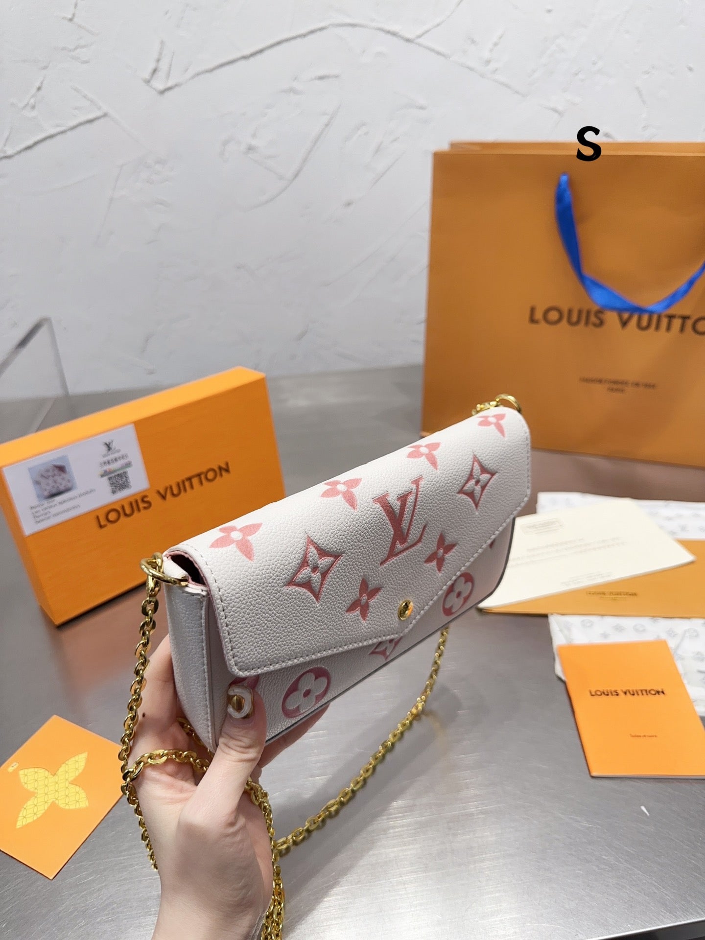 Louis Vuitton Felicie Pochette White And Pink 21Cm M82047