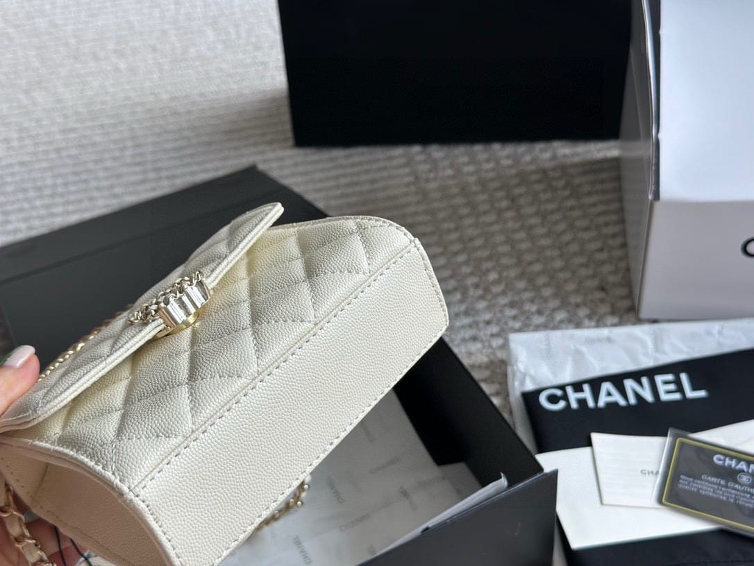 Chanel Clutch Bag With Chain In White 15Cm/5.9in