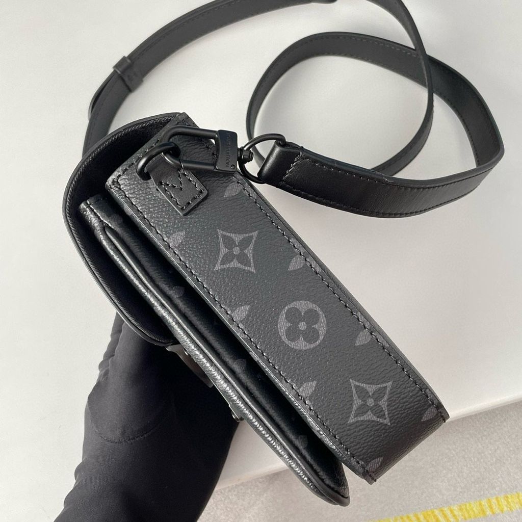Louis Vuitton S-Lock Vertical Wearable Wallet Black 18Cm