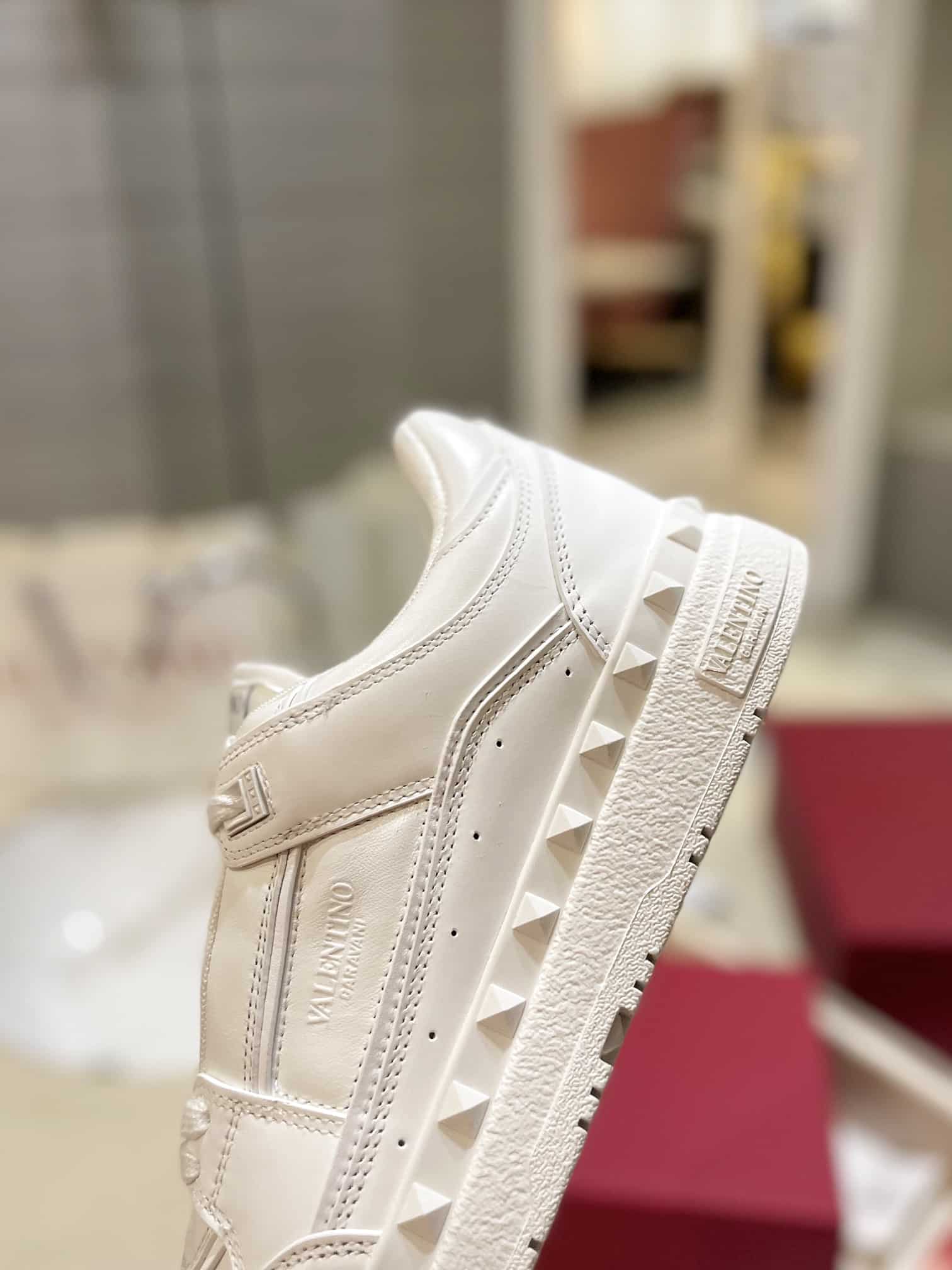 Valentino Garavani Freedots Low Top Sneaker In Leather White 4Y2S0H43Rdg 0Bo