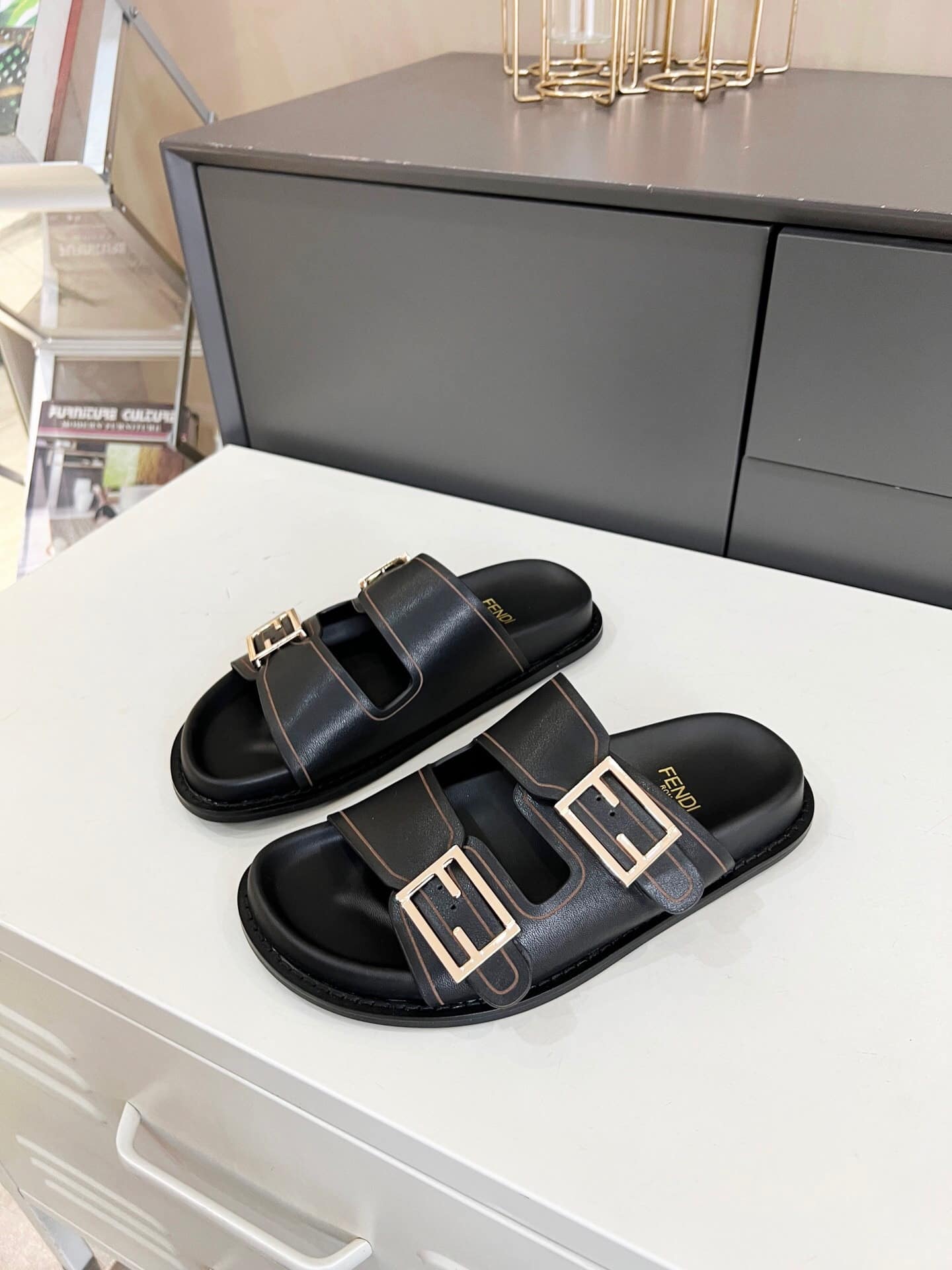 Fendi Feel Leather Slides Black