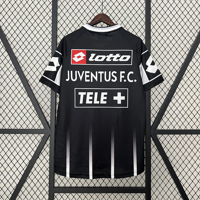 retro 2000-01 Juventus home football jersey