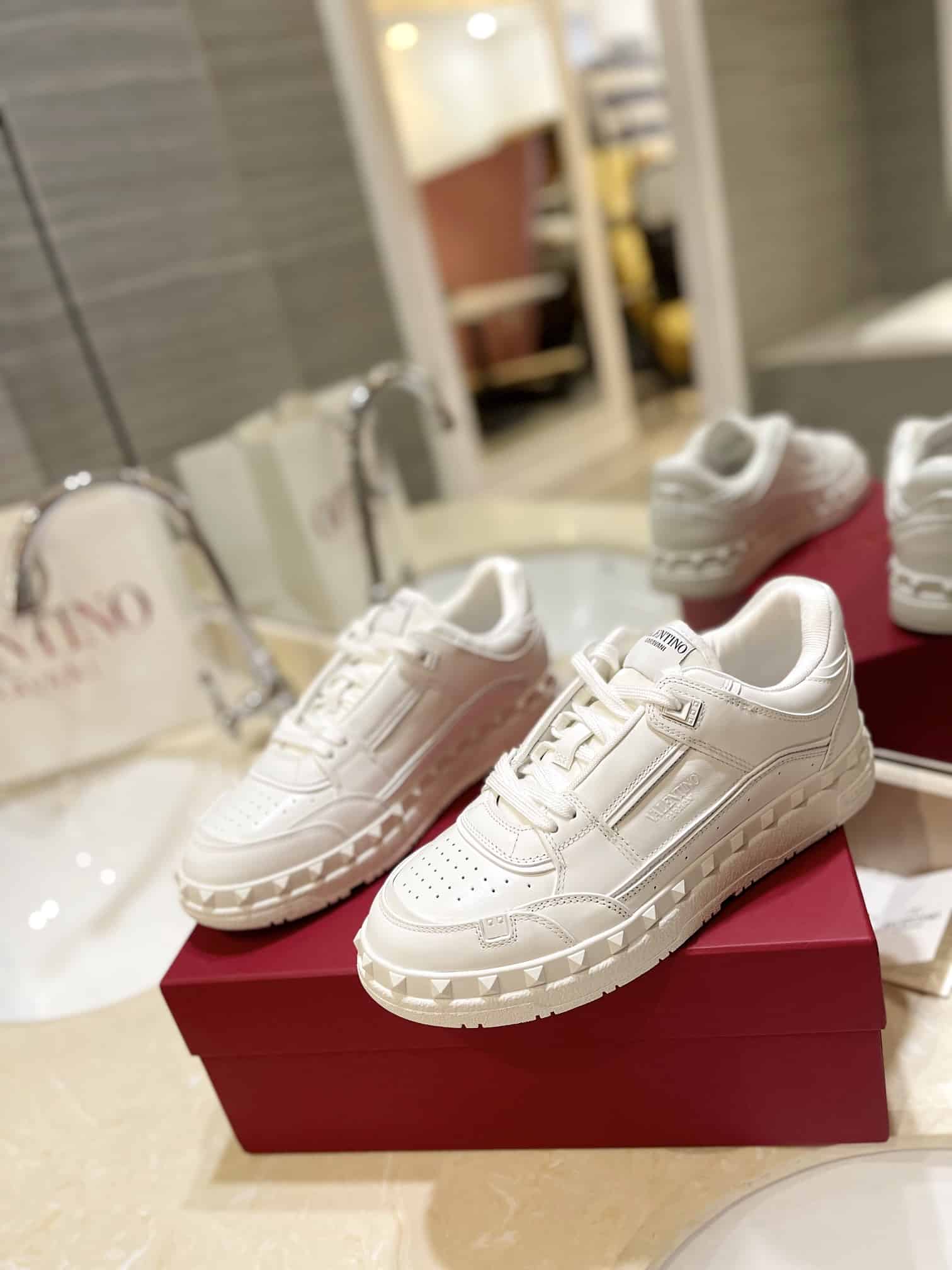 Valentino Garavani Freedots Low Top Sneaker In Calfskin White 4Y2S0H43Rdg 0Bo