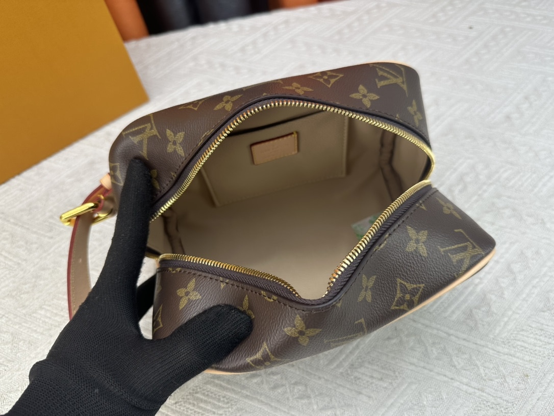 Louis Vuitton Trousse Toilette Locker Dopp Kit 23Cm M83112