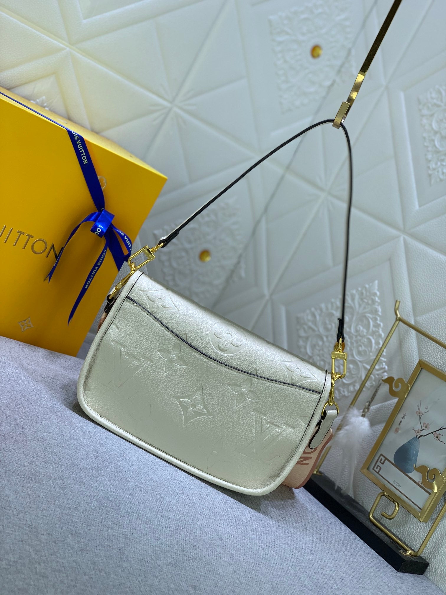 Louis Vuitton Diane Monogram In Cream 23Cm M46386