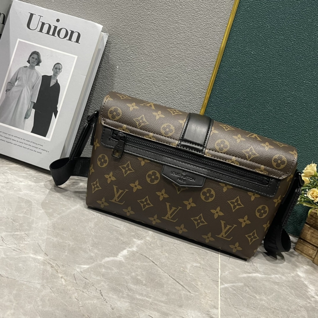 Louis Vuitton S Cape Messenger Monogram Brown 28Cm