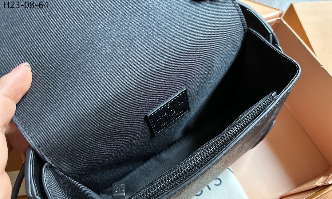 Louis Vuitton Steamer Wearable Wallet Black 18Cm M81783