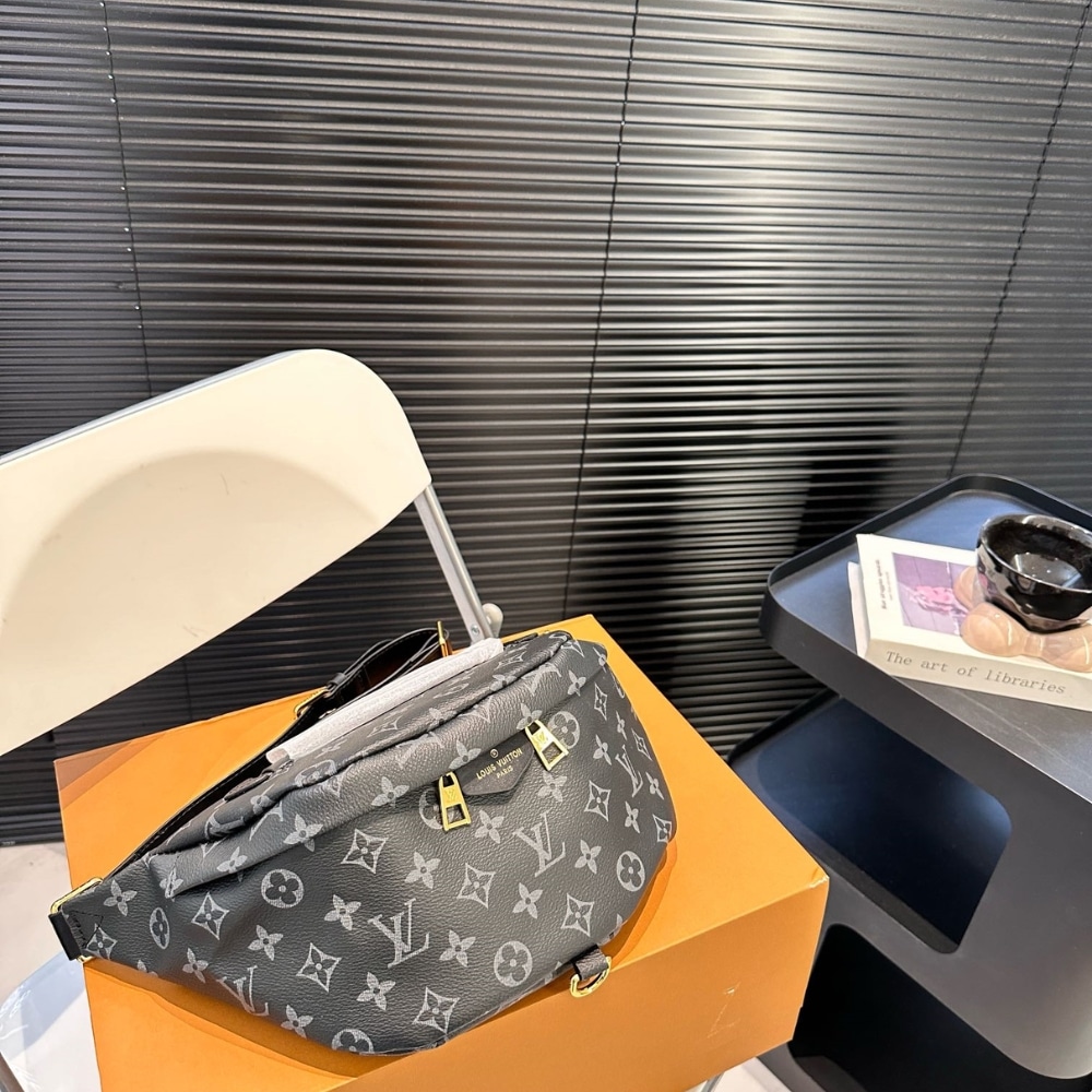 Louis Vuitton Discovery Bumbag PM Monogram Eclipse Black 39Cm M46035