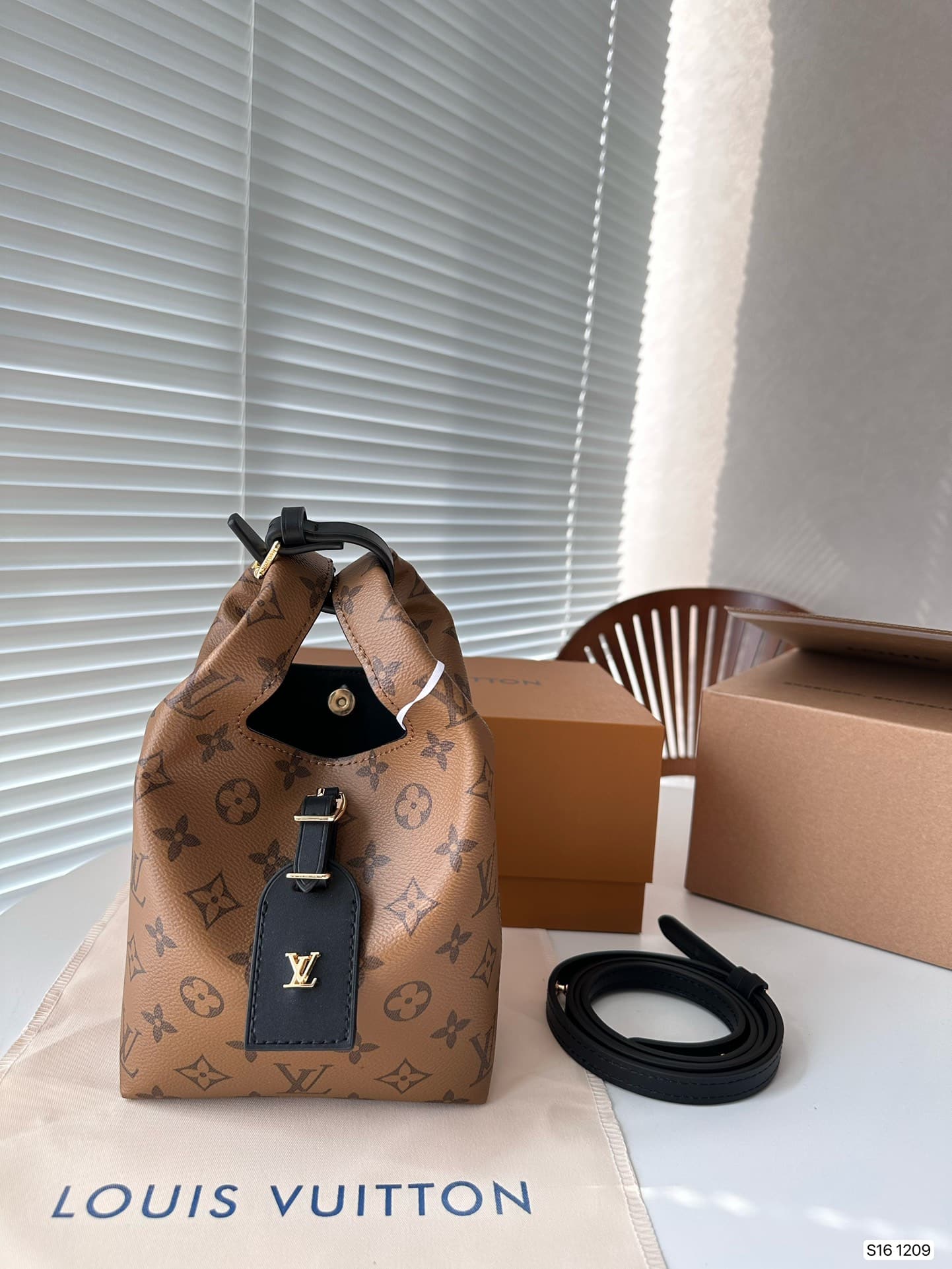 Louis Vuitton Atlantis Bucket Monogram Canvas 17Cm M46816
