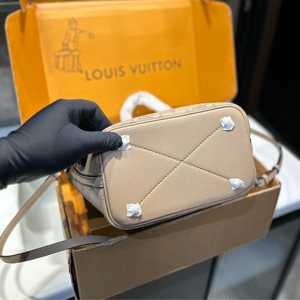 Louis Vuitton Blossom Mahina Calfskin Bag Beige 21Cm